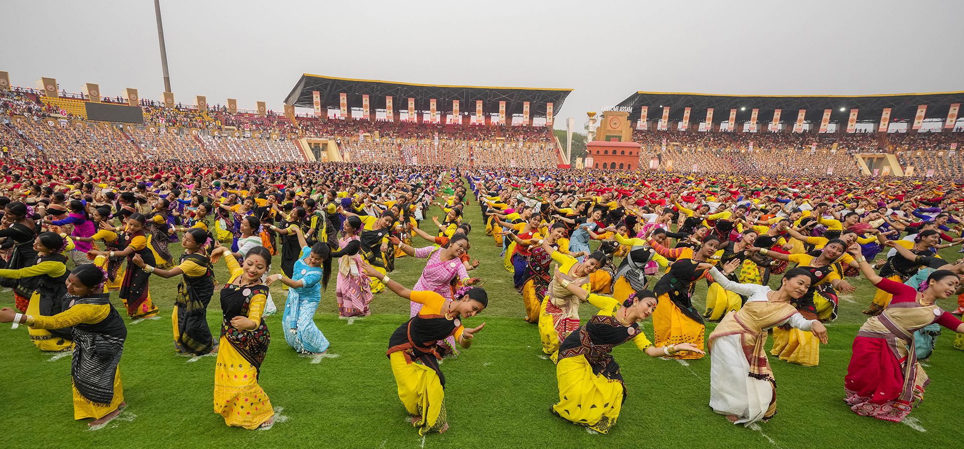 Bailarines asameses con atuendos tradicionales actúan mientras intentan el récord mundial Guinness en la categoría de danza folclórica más grande en Guwahati, India, el jueves 13 de abril de 2023. (Foto AP/Anupam Nath)