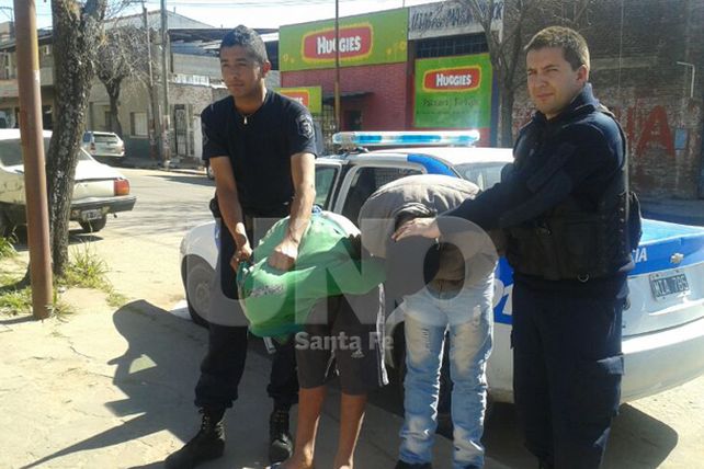 Sorprenden a menores armados y con una moto robada en barrio Cabal de Santa Fe