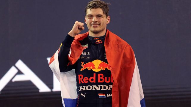 Max Verstappen no lo puede creer. Sonrisa tímida, gesto de agotamiento y la bandera de Países Bajos en los hombros. Es el campeón de la Fórmula Uno.