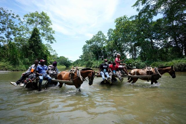 Miles de haitianos cruzan la selva colombiana para llegar a Panamá y seguir a EE.UU