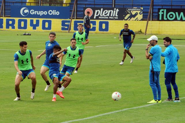Los jugadores y el Kily parece escuchar atento lo que le dicta su ayudante De Alberto