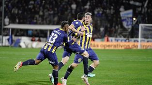 Campaz, OConnor y Sández salen a festejar el gol del juvenil reaparecido tras ser operado.