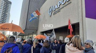 Manifestación de afiliados frente al Iapos por aumentos y falta de información.