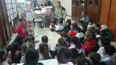 La biblioteca, en tiempos donde recibía a chicos y chicas de jardines y escuelas de la zona. Hoy las propuestas y lecturas se mudaron al espacio digital. La biblioteca, en tiempos donde recibía a chicos y chicas de jardines y escuelas de la zona. Hoy las propuestas y lecturas se mudaron al espacio digital.