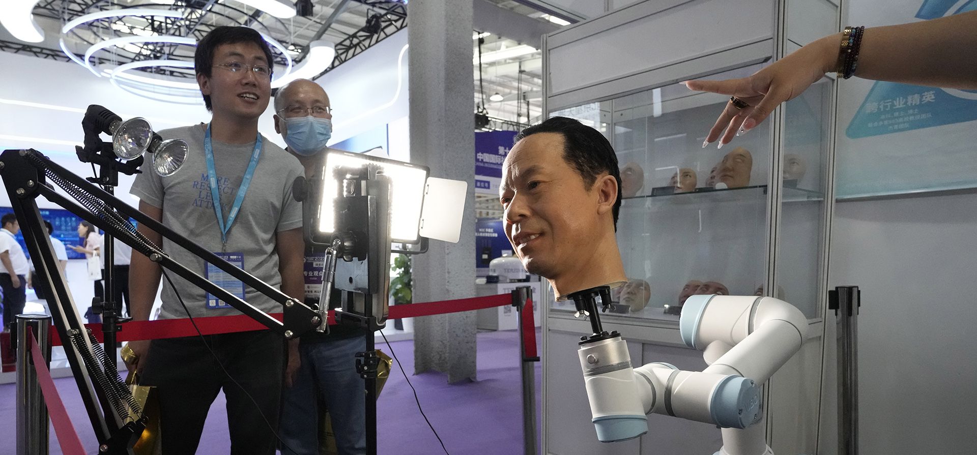 Visitantes de la exposición Security China 2023 observan una cabeza humana real unida a un brazo robótico utilizado para probar la seguridad biométrica de un teléfono inteligente en Beijing, el miércoles 7 de junio de 2023. Los proveedores exhibieron lo último en tecnologías de vigilancia y seguridad pública durante la exposición. (Foto AP/Ng Han Guan) Visitantes de la exposición Security China 2023 observan una cabeza humana real unida a un brazo robótico utilizado para probar la seguridad biométrica de un teléfono inteligente en Beijing, el miércoles 7 de junio de 2023. Los proveedores exhibieron lo último en tecnologías de vigilancia y seguridad pública durante la exposición. (Foto AP/Ng Han Guan)