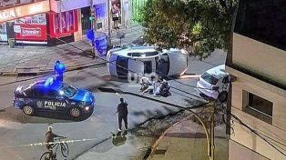 Cinematográfica persecución de delincuentes cordobeses: terminaron volcando en Bº Candioti Sur con un auto robado