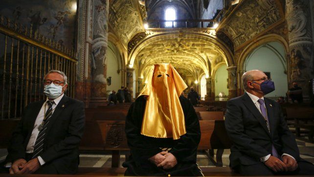 Un preso con el rostro cubierto antes de ser liberado e indultado por la cofradía. La soledad de San Jerónimo de Granada durante la Semana Santa. Cada año los miembros de las cofradías españolas eligen un preso para ser indultado coincidiendo con las procesiones de Semana Santa.