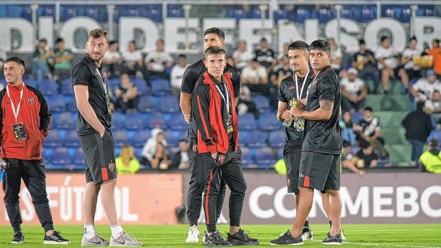 Los jugadores de Patronato en el campo de juego del Defensores del Chaco.&nbsp;