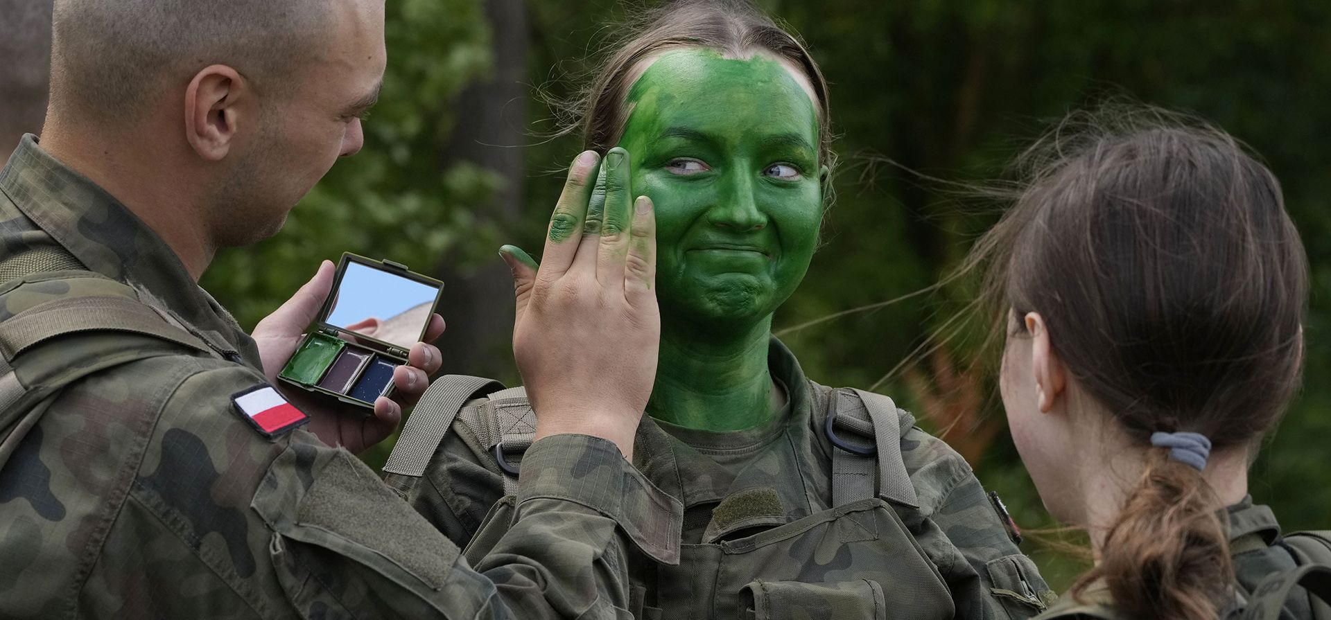 Voluntarios del ejército de Polonia aprenden a aplicar pintura facial de camuflaje durante el entrenamiento básico en Nowogrod, Polonia, el jueves 20 de junio de 2024. (Foto AP/Czarek Sokolowski) Voluntarios del ejército de Polonia aprenden a aplicar pintura facial de camuflaje durante el entrenamiento básico en Nowogrod, Polonia, el jueves 20 de junio de 2024. (Foto AP/Czarek Sokolowski)