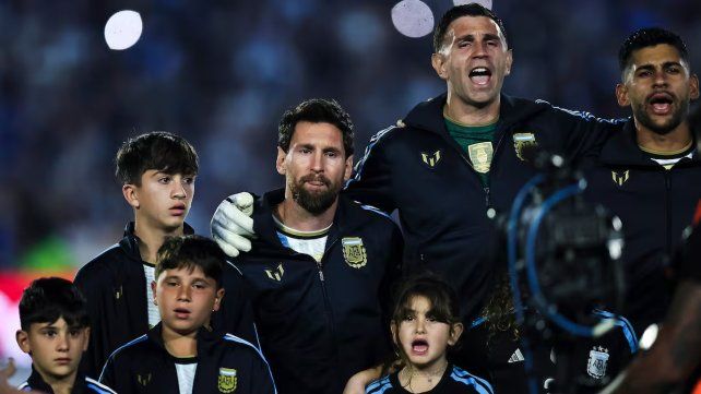La emoción de Messi y Scaloni en el Himno Nacional Argentino frente a Benín