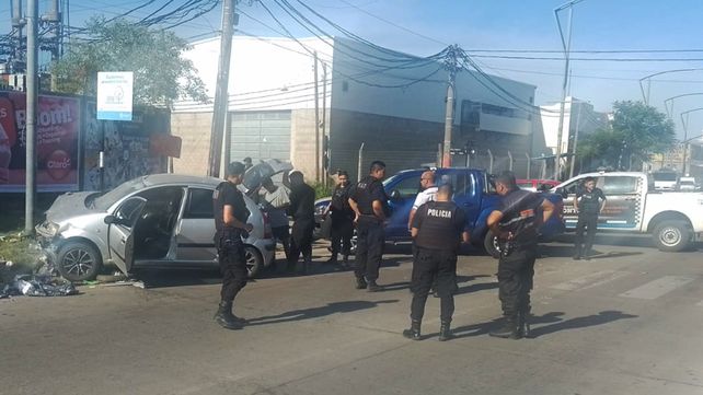 Personal policial y del área de Control municipal en 27b de Febrero y Pedro Lino Funes