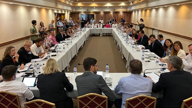 Pullaro reunió a su gabinete y a intendentes electos para analizar la difícil situación financiera de Santa Fe