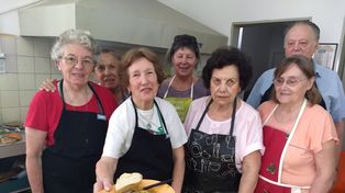 Cocina y solidaridad en el comedor de la San Miguel