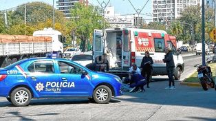 Los servicios de emergencia atendiendo al motociclista tras el siniestro vial.&nbsp;