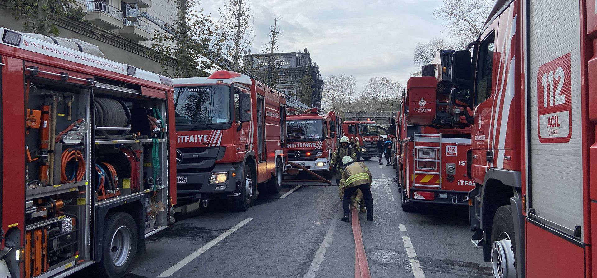 Los bomberos trabajan en un incendio en el Ciragan Palace Kempinski de cinco pisos en Estambul, el viernes 9 de diciembre de 2022. El incendio se desató en el cuarto piso del Ciragan Palace Kempinski de cinco pisos, construido en los terrenos de un antiguo Palacio otomano, en una sección en remodelación. (Foto AP/Mehmet Guzel)