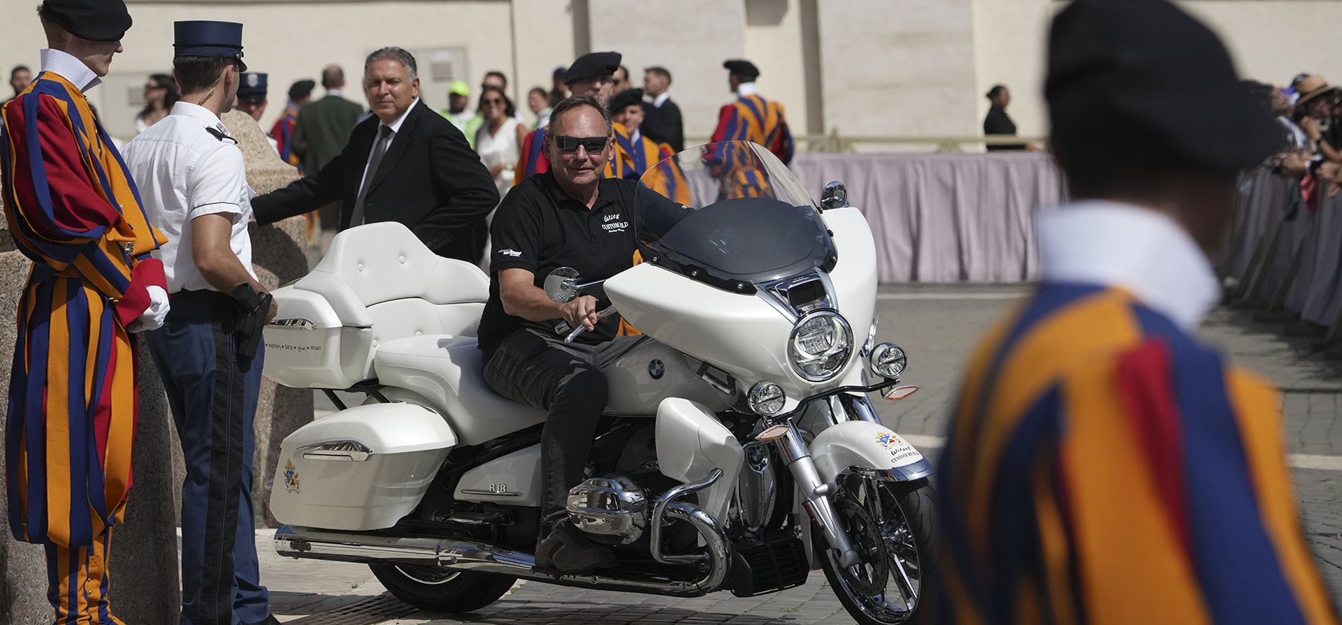 Un motociclista alemán conduce una motocicleta autografiada por el papa León XIV, que será vendida con fines benéficos, tras la audiencia general semanal del papa León XIV en la Plaza de San Pedro del Vaticano, el miércoles 3 de septiembre de 2025. (Foto AP/Andrew Medichini) Un motociclista alemán conduce una motocicleta autografiada por el papa León XIV, que será vendida con fines benéficos, tras la audiencia general semanal del papa León XIV en la Plaza de San Pedro del Vaticano, el miércoles 3 de septiembre de 2025. (Foto AP/Andrew Medichini)