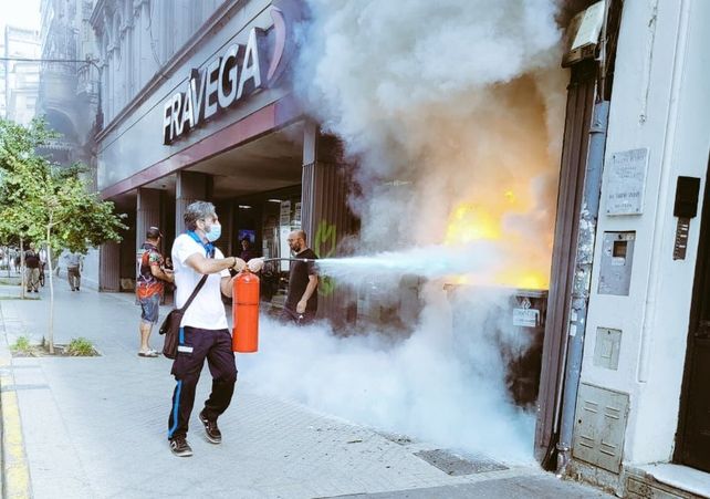 Tensión en pleno centro por el incendio de un contenedor en la puerta de un local