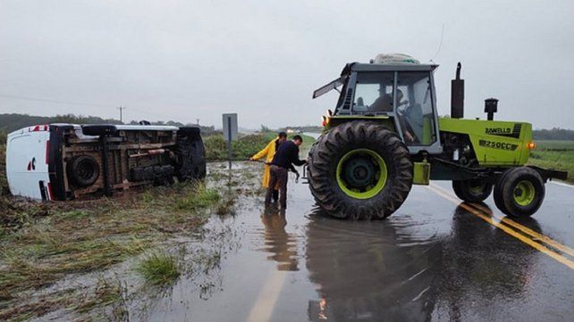 Un colectivo quedó atravesado en la ruta 12 y un utilitario volcó en la ruta 18 bajo una intensa lluvia y el desborde de los arroyos