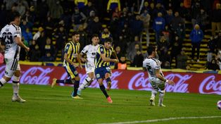 Ignacio Malcorra ya sacó el remate de zurda, contra el palo izquierdo de Mansilla, para marcar el 2-0 definitivo.