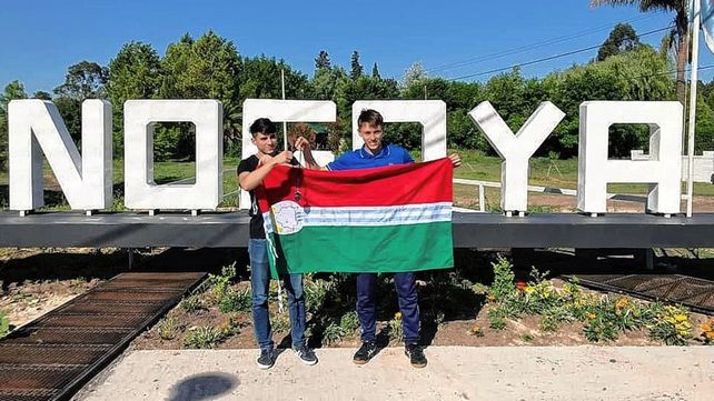 Los chicos con la bandera y en el cartel de Nogoyá.