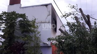 Una mujer fue rescatada por los vecinos tras el incendio de su vivienda