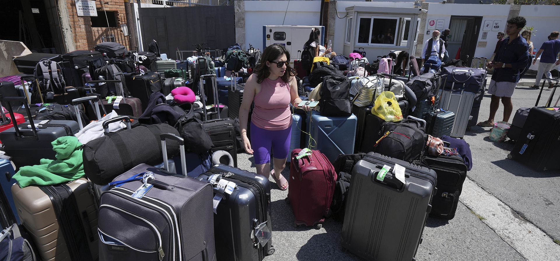 El equipo de personas evacuadas de Israel abandona un centro comunitario judío en Larnaca, Chipre, el 18 de junio de 2025. (Foto AP/Petros Karadjias) El equipo de personas evacuadas de Israel abandona un centro comunitario judío en Larnaca, Chipre, el 18 de junio de 2025. (Foto AP/Petros Karadjias)