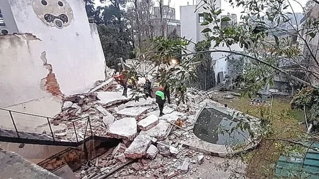 Se derrumbó una casa y buscan a un hombre atrapado bajo los escombros