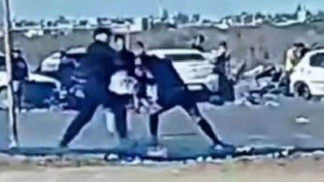 Un policía intenta detener al árbitro que portaba tobillera. (Imagen de video)