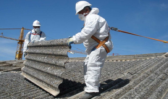 El amianto o asbesto se usó masivamente en el siglo pasado en la construcción. Las chapas acanaladas de 