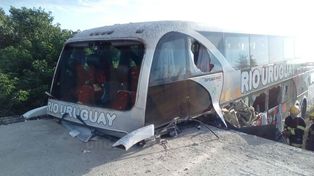Fatal. Las tres víctimas perdieron la vida en el acto, al incrustarse unos tres metros la planta baja del colectivo en la estructura de cemento.