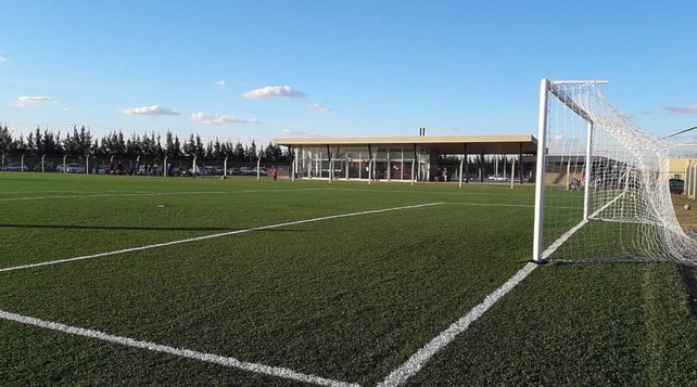 El club de los Messi. La cancha de Leones FC en el barrio privado de la localidad de Alvear. Si la AFA le da el okey