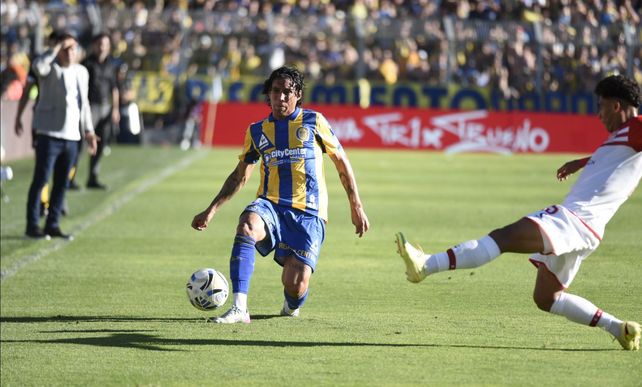 El paraguayo va con ganas a disputar el balón en el partido ante Estudiantes, en el que Central quedó eliminado.