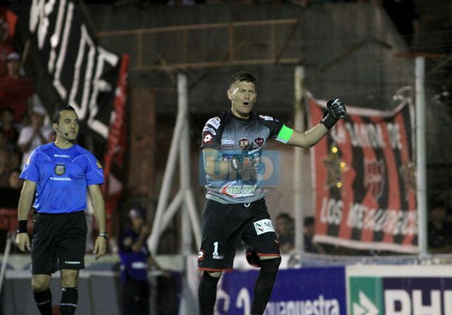 Aliento. Sebastián Bértoli alienta a sus jugadores en el momento de los penales del domingo por la noche ante Santamarina.  Foto UNO/Juan Ignacio Pereira