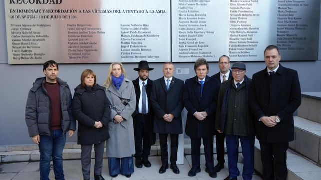Milei asistió al acto con su gabinete y prometió no detenerse hasta lograr justicia Milei asistió al acto con su gabinete y prometió no detenerse hasta lograr justicia