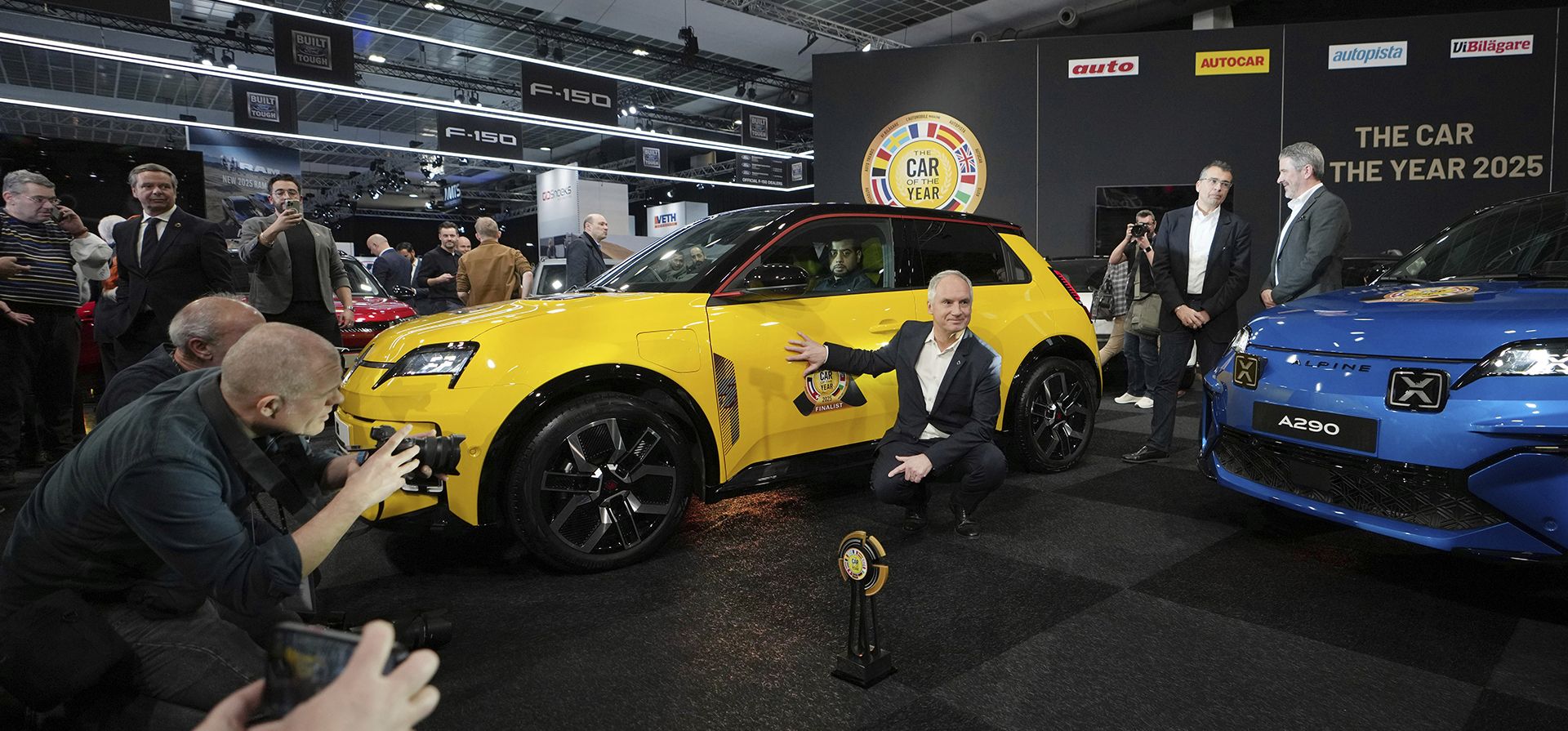 El director ejecutivo de la marca Renault, Fabrice Cambolive (centro), posa con el trofeo frente al Renault R5 después de aceptar el premio al Automóvil del Año 2025 en el Salón del Automóvil de Bruselas, el viernes 10 de enero de 2025. (Foto AP/Virginia Mayo) El director ejecutivo de la marca Renault, Fabrice Cambolive (centro), posa con el trofeo frente al Renault R5 después de aceptar el premio al Automóvil del Año 2025 en el Salón del Automóvil de Bruselas, el viernes 10 de enero de 2025. (Foto AP/Virginia Mayo)