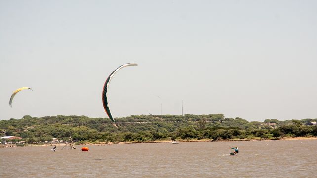 El kitesurf vuelve más linda la postal desde el río Paraná