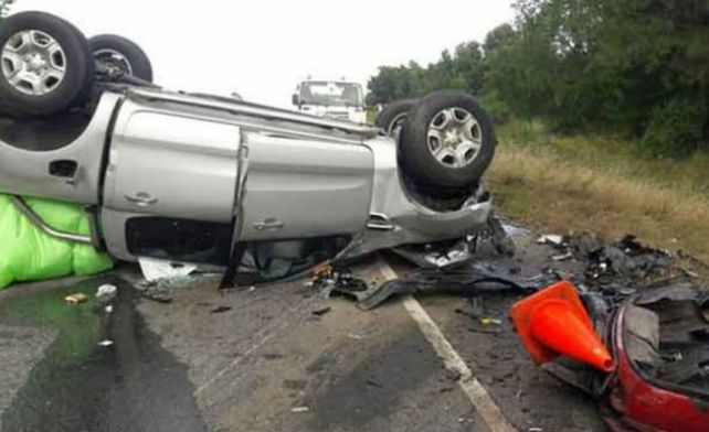 Penoso. La camioneta Ford del argentino volcó tras chocar contra un Citroën en el kilómetro 223 de la ruta 9.