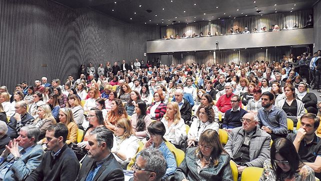 Multitud. Una concurrencia masiva se dio en la exposición de los funcionarios esta semana en la Bolsa de Rosario.