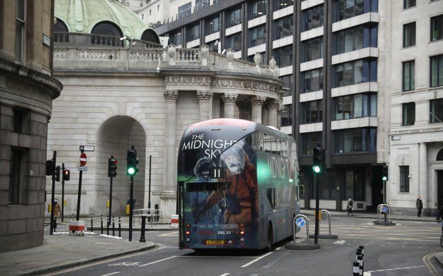 Un autobús atraviesa el distrito financiero de la ciudad de Londres, en la primera mañana en que Inglaterra entra en un tercer bloqueo nacional desde que comenzó el brote de coronavirus