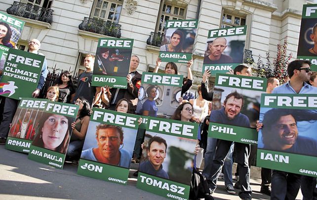 Reacción. Adherentes de Greenpeace frente a la embajada rusa en París pidieron la libertad de los activistas.