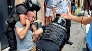 Uno de los policías santafesinos que golpearon a un repartidor había consumido cocaína