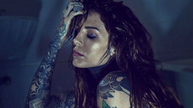 Candelaria Tinelli desbordó sensualidad en una producción de fotos desde la bañera