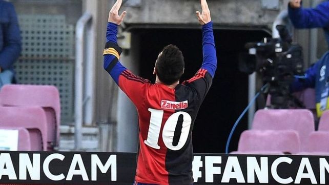 El día que Messi homenajeó a Maradona con la camiseta que usó en Newells.&nbsp;