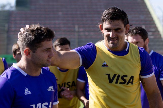 Santiago Cordero y Pablo Matera en el reconocimiento al campo de juego en el estadio Padre Martearena de Salta. El wing anunció que no seguirá en Los Pumas.