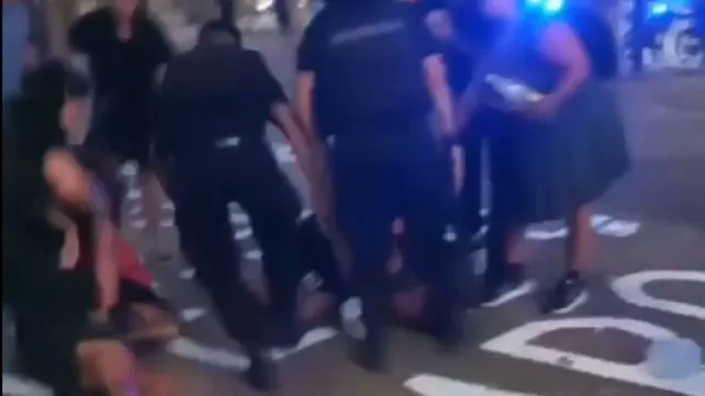 Referentes de la cultura repudiaron el operativo en el que la policía golpeó y reprimió a un grupo de jóvenes