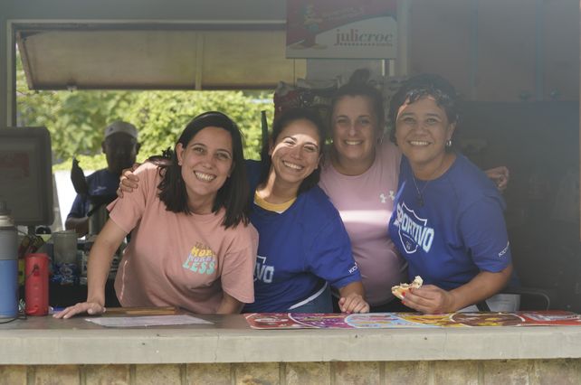 Las chicas que atienden el bar en Sportivo de Alvarez. Un lujo.