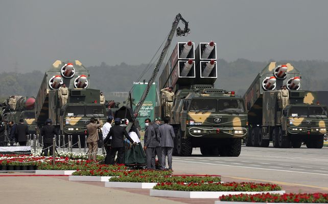Misiles fabricados en Pakistán cargados en remolques se exhiben en un desfile militar que celebra el Día Nacional de Pakistán