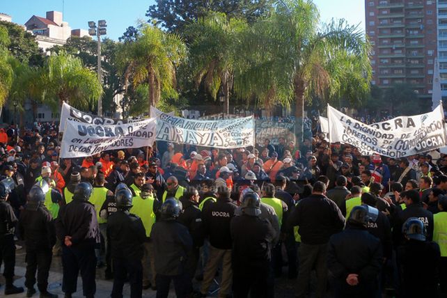 Trabajadores nucleados en Uocra se manifestaron en Casa de Gobierno