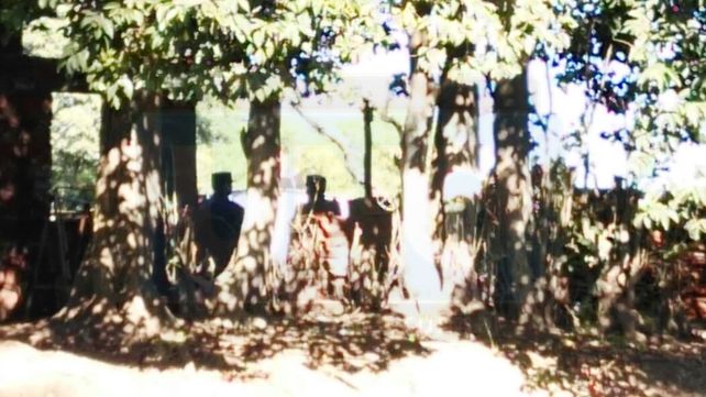 En medio de un fuerte operativo policial desalojan a una familia en calle Churruarín