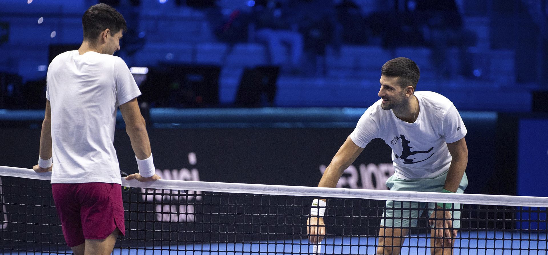 El español Carlos Alcaraz, izquierda, y el serbio Novak Djokovic durante una sesión de entrenamiento antes de la Final ATP, en Turín, Italia, el viernes 10 de noviembre de 2023. (Marco Alpozzi/LaPresse vía AP) El español Carlos Alcaraz, izquierda, y el serbio Novak Djokovic durante una sesión de entrenamiento antes de la Final ATP, en Turín, Italia, el viernes 10 de noviembre de 2023. (Marco Alpozzi/LaPresse vía AP)